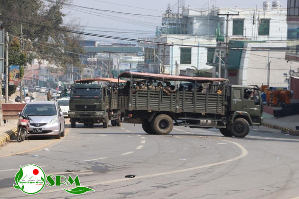 Người Myanmar tràn xuống đường sau vụ quân đội xả súng vào người biểu tình - Ảnh 5.