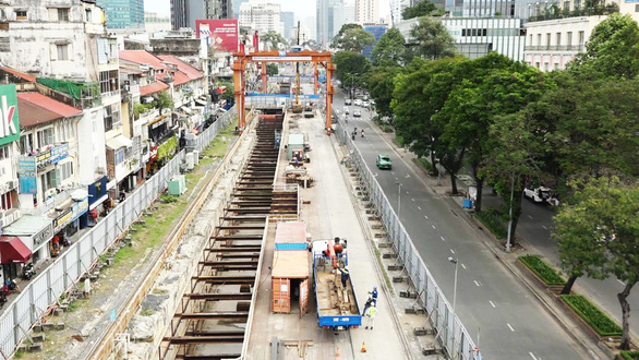 Cuối năm 2021 hoàn trả mặt đường Lê Lợi sau hơn 4 năm rào kín làm metro - Ảnh 1. Cuối năm 2021 hoàn trả mặt đường Lê Lợi sau hơn 4 năm rào kín làm metro - Ảnh 1.