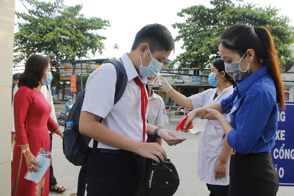 Cần Thơ: Học sinh chào cờ trong lớp phòng dịch bệnh COVID-19 - Ảnh 2.