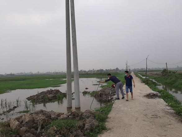 Điện lực Thanh Hóa lên tiếng vụ hai cháu nhỏ chết dưới hố chôn cột điện - Ảnh 1.