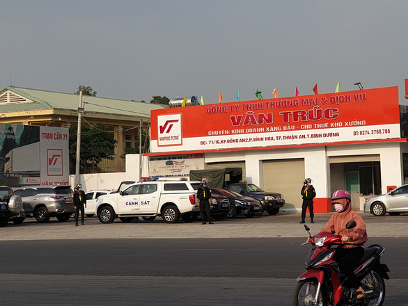 Mua nhầm xăng giả - Ảnh 1.