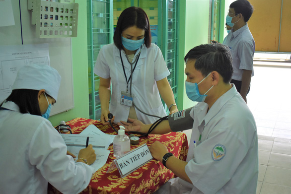 Khánh Hòa tiêm vắc xin COVID-19 cho nhân viên tuyến đầu chống dịch - Ảnh 2.
