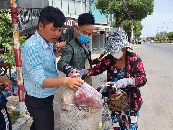 Tui bán bánh ướt lời được 5 chục, tui dành ra 2 chục mua rau củ của Hải Dương - Ảnh 5.