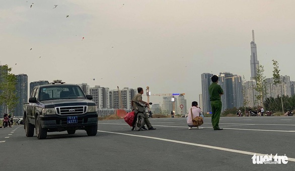 Vụ quái xế náo loạn nóc hầm Thủ Thiêm: đoạn đường nằm trong dự án đang thi công - Ảnh 3. Vụ quái xế náo loạn nóc hầm Thủ Thiêm: đoạn đường nằm trong dự án đang thi công - Ảnh 3.