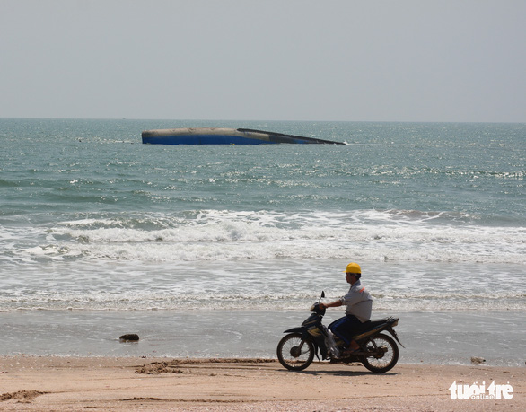 Chưa có hiện tượng rò rỉ tro bay, tràn dầu trong vụ tàu chìm ở biển Mũi Né - Ảnh 2.