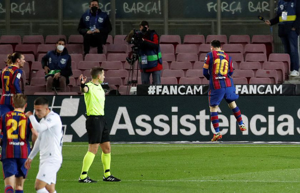 Messi lập cú đúp đưa Barca bám sát Atletico Madrid - Ảnh 4.