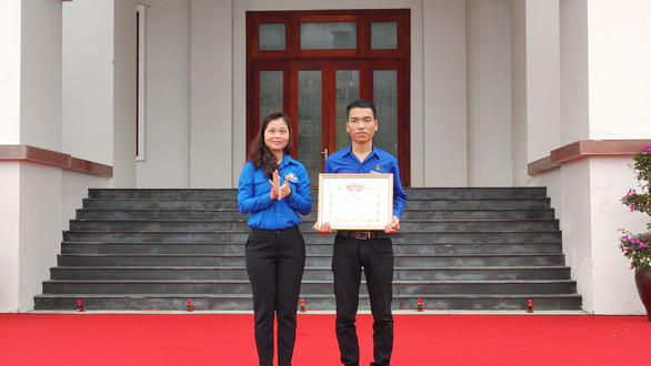 Trao bằng khen cho người cứu 3 học sinh đuối nước, Quảng Nam phát động Tháng thanh niên - Ảnh 1.