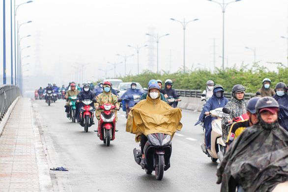 Mưa trái mùa xuất hiện 1/3 diện tích miền Nam, TP.HCM có mưa - Ảnh 1.