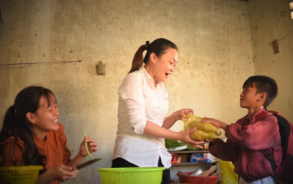 Những cô giáo miền xuôi lặn lội gieo chữ ở làng Canh Tiến - Ảnh 4.