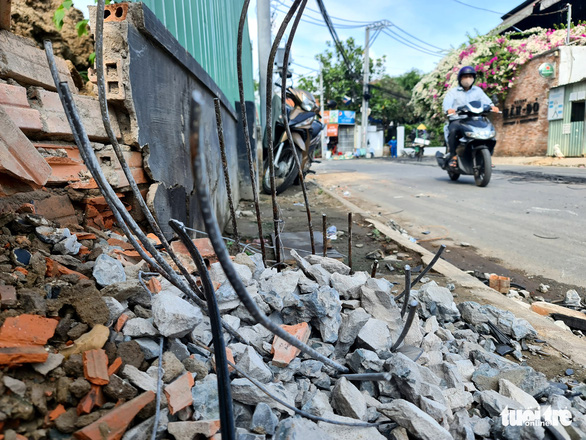 Why can a 7-seater car defeat 9 reinforced concrete electric pillars?  - Photo 1.