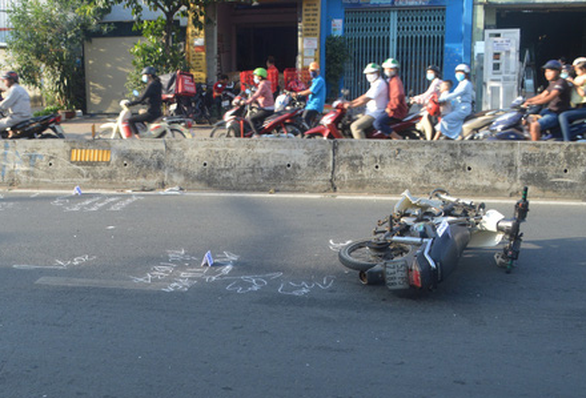 Sau tai nạn, 2 thanh niên bỏ lại xe máy rời khỏi hiện trường - Ảnh 1.