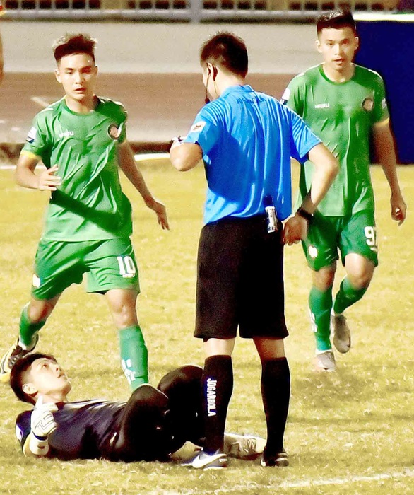 Màn ăn mừng khiêu khích trọng tài của thủ môn Thanh Vũ: Trọng tài quá non tay - Ảnh 1. Màn ăn mừng khiêu khích trọng tài của thủ môn Thanh Vũ: Trọng tài quá non tay - Ảnh 1.