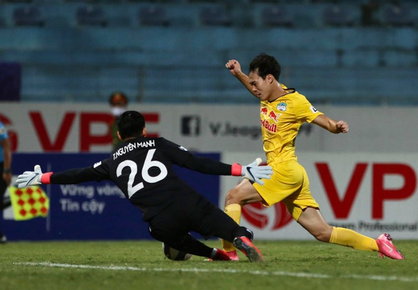 Viettel - HAGL (hết hiệp 1) 0-0: Tiến Dũng đánh đầu dội cột dọc khung thành HAGL - Ảnh 1. Viettel - HAGL (hết hiệp 1) 0-0: Tiến Dũng đánh đầu dội cột dọc khung thành HAGL - Ảnh 1.