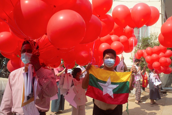 Quân đội Myanmar thả 15 xe buýt chật ních với hàng trăm người biểu tình?  - Ảnh 1.