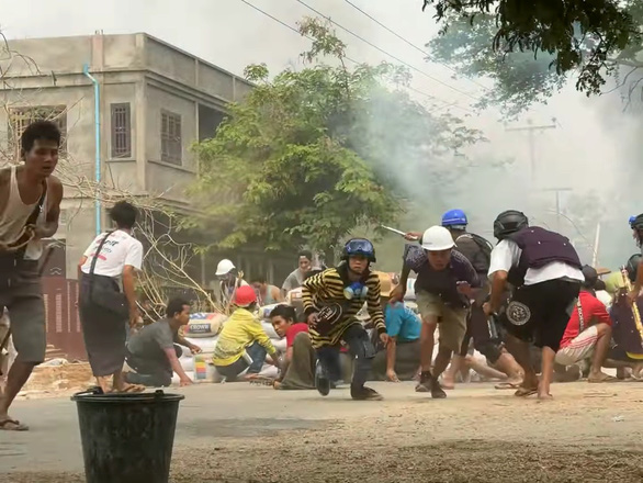 Truyền hình Myanmar: Người biểu tình coi chừng bị bắn vào đầu - Ảnh 1.