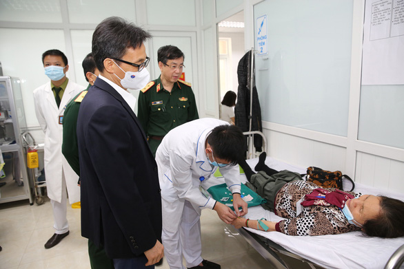 Deputy Prime Minister Vu Duc Dam injects the Nano Covax vaccine - Photo 2.