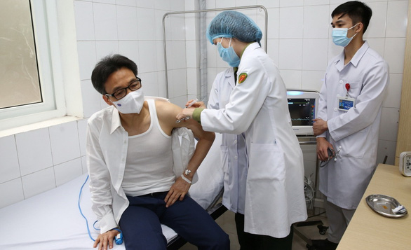 Deputy Prime Minister Vu Duc Dam has a trial injection of the Nano Covax vaccine - Photo 1.