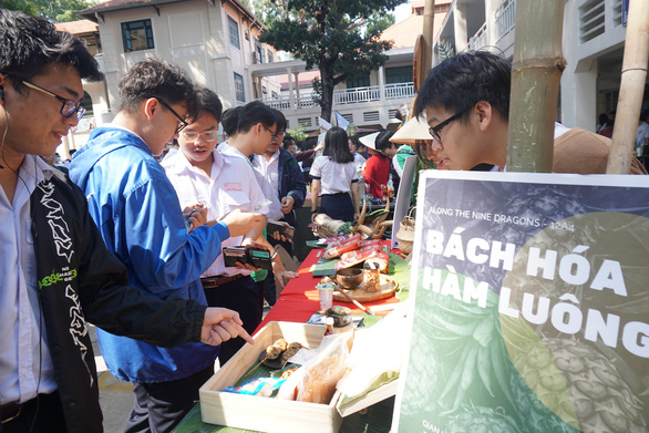 Học sinh bán nông sản, làm mô hình nhà chống lũ... lấy điểm kiểm tra định kỳ - Ảnh 1.