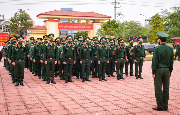 70 chiến sĩ Biên phòng Hải Phòng lên đường chi viện biên giới Tây Nam chống COVID-19 - Ảnh 1.