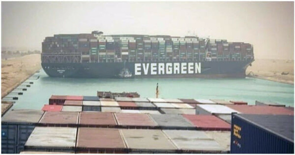 Chinese internet fever because the Evergreen container truck got stuck on the roads - Photo 3.