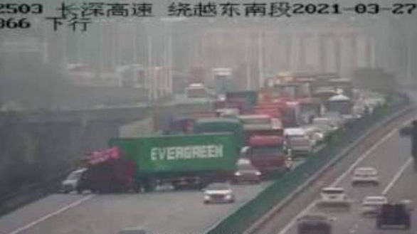 Chinese netizen fever because the Evergreen container truck got stuck on the roads - Photo 1.