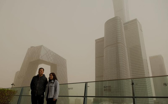 Bão cát vàng bao trùm Bắc Kinh, không khí ô nhiễm nghiêm trọng - Ảnh 1.
