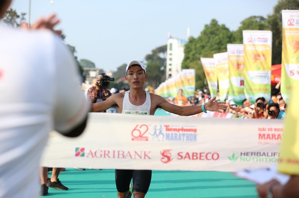 Hoàng Nguyên Thanh vô địch Tiền Phong marathon 2021, sát thành tích HCV SEA Games - Ảnh 1. Hoàng Nguyên Thanh vô địch Tiền Phong marathon 2021, sát thành tích HCV SEA Games - Ảnh 1.