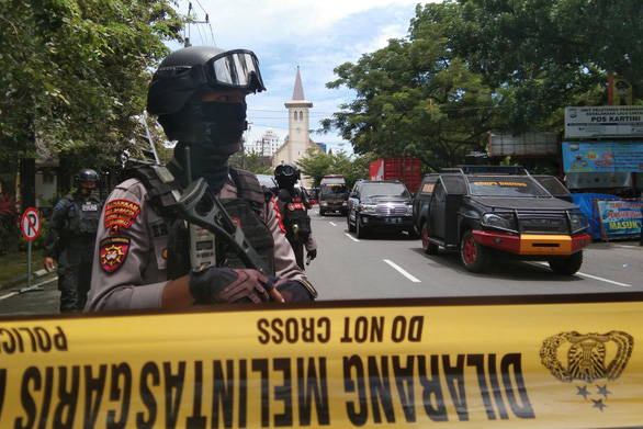 Đánh bom liều chết kinh hoàng một nhà thờ Công giáo ở Indonesia - Ảnh 1.