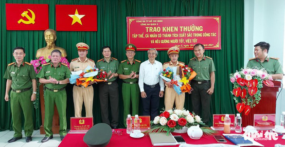 Khen thưởng hai CSGT dẫn đường cho xe chở sản phụ đẻ rớt - Ảnh 1.