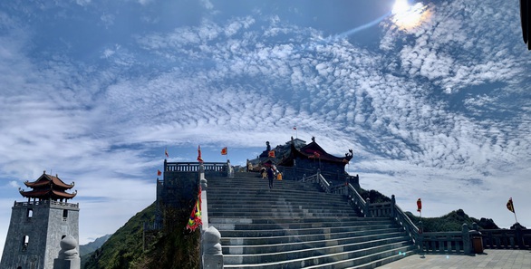 Phật tử bốn phương hành trình bái Phật trên đỉnh Fansipan - Ảnh 4. Phật tử bốn phương hành trình bái Phật trên đỉnh Fansipan - Ảnh 4.
