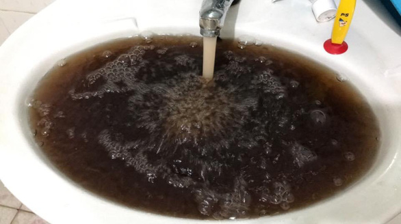 Người dân Nha Trang tá hỏa vì nước sinh hoạt đen như cà phê - Ảnh 1.