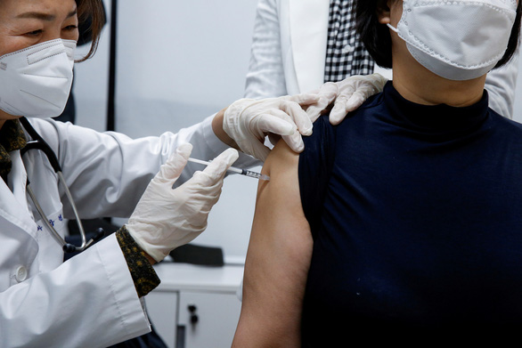 Hàn Quốc điều tra 2 người chết sau khi tiêm vắc xin COVID-19 của AstraZeneca - Ảnh 1.