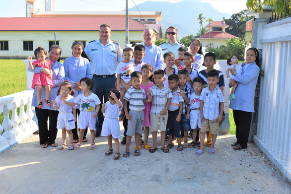 Đại sứ quán Canada khánh thành con đường làm cho 60 trẻ mồ côi - Ảnh 2.