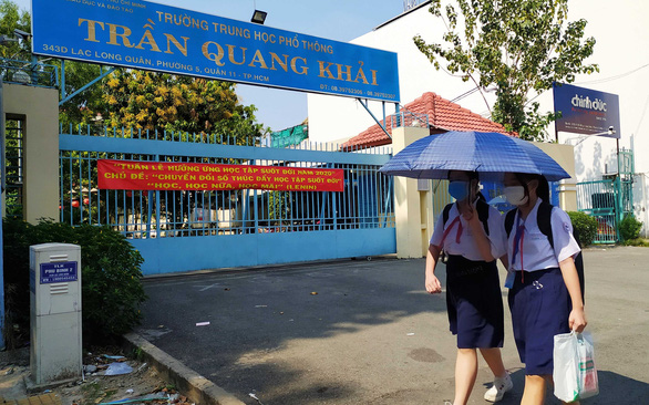 Nhìn lại án treo dành cho tiếp viên Vietnam Airlines làm lây lan COVID-19 - Ảnh 1. Nhìn lại án treo dành cho tiếp viên Vietnam Airlines làm lây lan COVID-19 - Ảnh 1.
