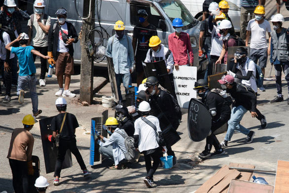 Dozens of Burmese policemen resisted orders and crossed the border into India - Photo 1.