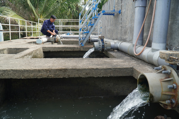 Nước nhiễm mặn, dùng sà lan chở nước thô về xử lý khiến giá nước Bến Tre lên 51.000/m3 - Ảnh 2.