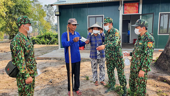 Lính chống dịch ở biên giới - Ảnh 1.