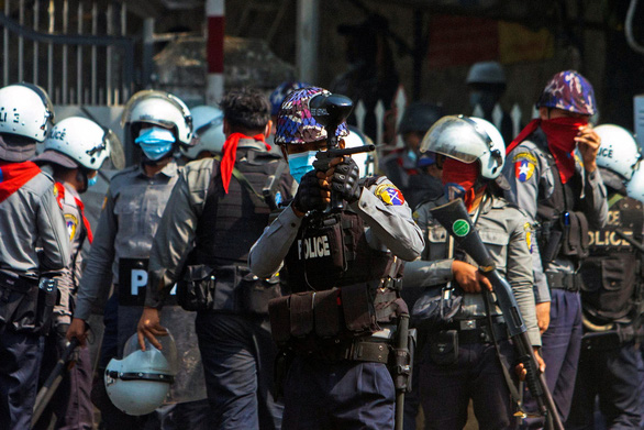 Hơn 600 cảnh sát Myanmar tham gia biểu tình với dân - Ảnh 1.