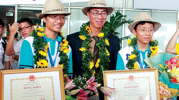 Hậu trường thi Olympic quốc tế - những chuyện chưa kể - Kỳ 4: Đi thi như đi... tắm biển - Ảnh 1.