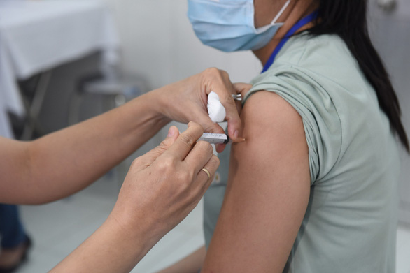 Ngày 8-3 bắt đầu tiêm vắc xin COVID-19 tại các cơ sở điều trị, vùng có dịch ở Việt Nam - Ảnh 2.