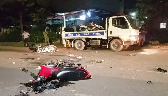 2 xe máy bể nát ở Bình Chánh, 4 người thương vong - Ảnh 1.