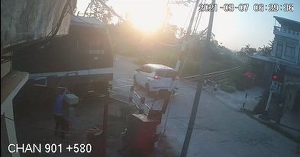 Khởi tố 2 nhân viên đường sắt vụ tai nạn tàu hàng va chạm ôtô tại Quảng Ngãi - Ảnh 2. Khởi tố 2 nhân viên đường sắt vụ tai nạn tàu hàng va chạm ôtô tại Quảng Ngãi - Ảnh 2.