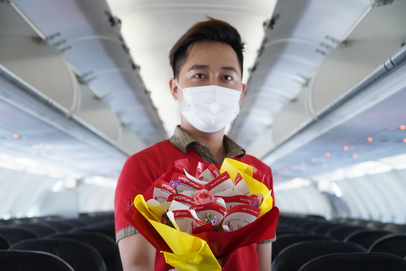 Mừng 8-3, phi hành đoàn Vietjet tặng khách hàng bất ngờ thú vị trên tàu bay - Ảnh 1.