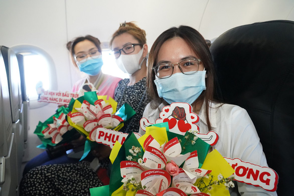 Mừng 8-3, phi hành đoàn Vietjet tặng khách hàng bất ngờ thú vị trên tàu bay - Ảnh 2.