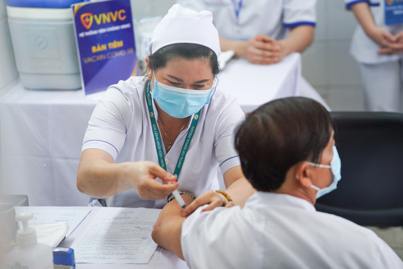 VNVC cùng Bộ Y tế tổ chức tiêm vắc xin COVID-19 đợt đầu - Ảnh 2.