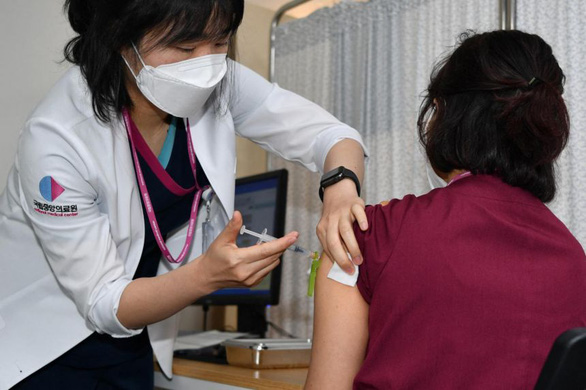 Hàn Quốc: Không có liên hệ giữa vắc xin của AstraZeneca và các ca tử vong sau tiêm - Ảnh 1.