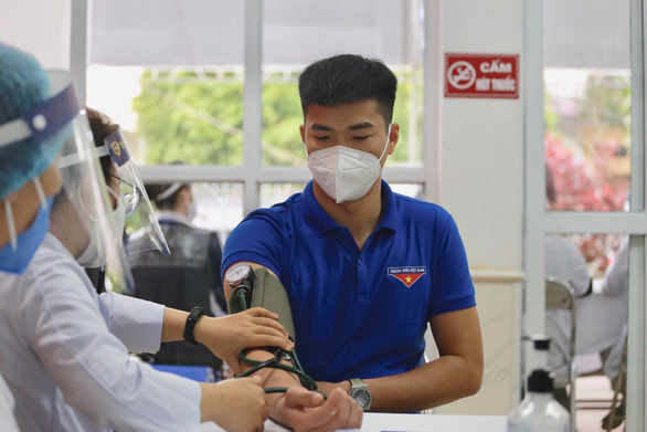 Tiêm vắc xin COVID-19 ở TP.HCM, Hà Nội và Hải Dương: Sau tiêm 30 phút đã trở lại làm việc - Ảnh 14.