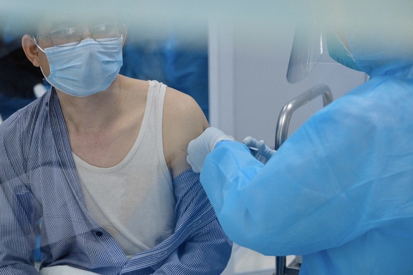 Tiêm vắc xin COVID-19 ở TP.HCM, Hà Nội và Hải Dương: Sau tiêm 30 phút đã trở lại làm việc - Ảnh 22. Tiêm vắc xin COVID-19 ở TP.HCM, Hà Nội và Hải Dương: Sau tiêm 30 phút đã trở lại làm việc - Ảnh 22.