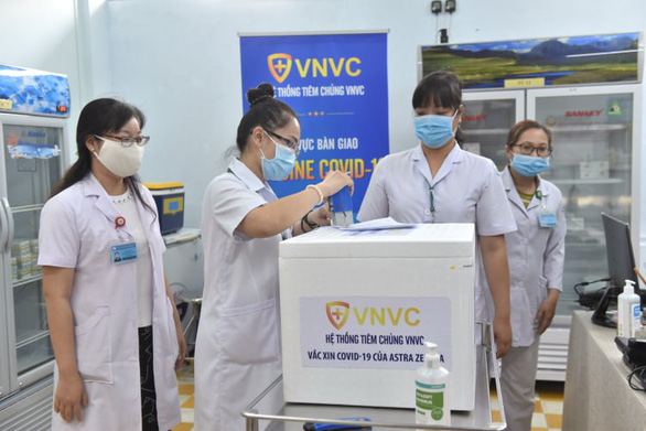 Tiêm vắc xin COVID-19 ở TP.HCM, Hà Nội và Hải Dương: Sau tiêm 30 phút đã trở lại làm việc - Ảnh 2.
