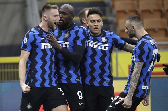 Nhọc nhằn đánh bại Atalanta, Inter Milan bỏ xa Juve 10 điểm - Ảnh 1.